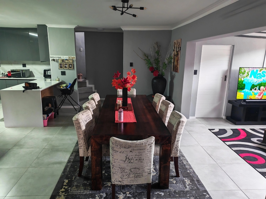 4 Bedroom Property for Sale in Gustrouw Western Cape